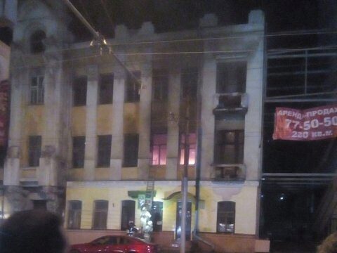В Саратове горит расселенный дом Яхимовича