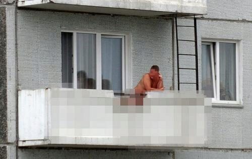 В Сызрани голый мужчина загорал на балконе