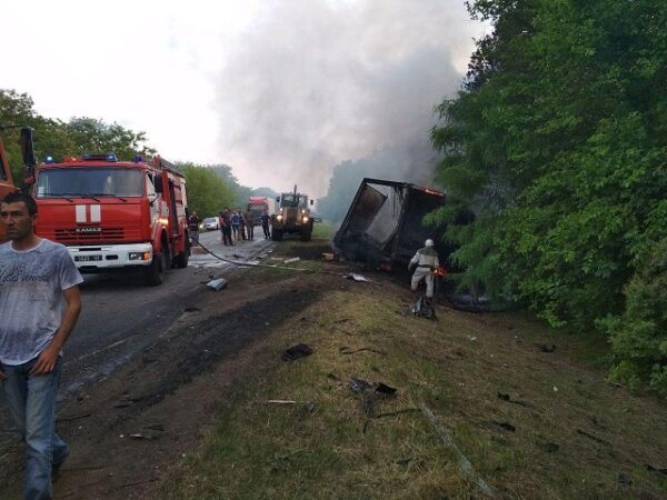В Запорожской области легковой автомобиль столкнулся с грузовиком