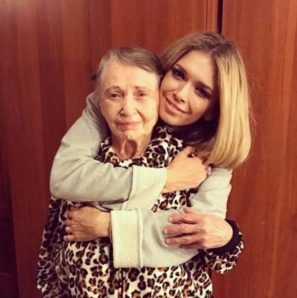 Вера Брежнева опубликовала в Instagram грустный пост о бабушке-блокаднице