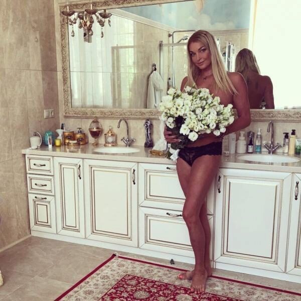 Анастасия Волочкова возмутила поклонников пикантным фото в нижнем белье с букетом цветов