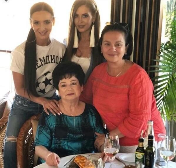 Бабушка и мама Ольги Бузовой посетили ее ресторан