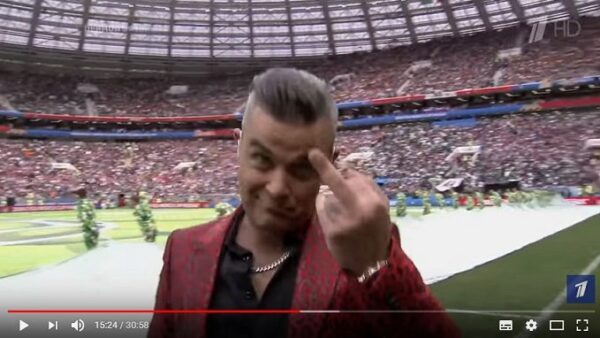Британский певец в присутствии Путина показал Лужникам неприличный жест на открытии ЧМ-2018
