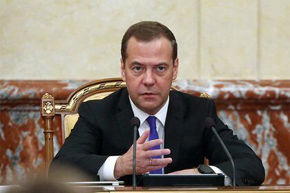«Не спускаясь с небес»: Медведев объяснил повышение пенсионного возраста с высоты своего положения