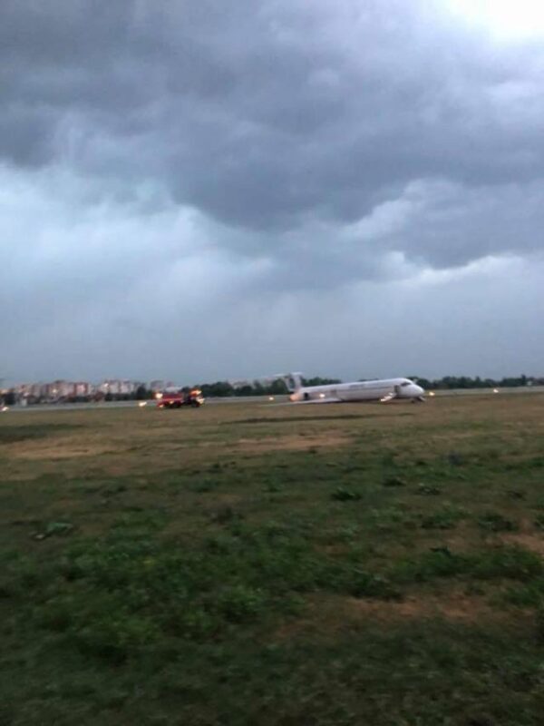 Очевидцы: Самолет в аэропорту «Жуляны» несся над домами, как ураган