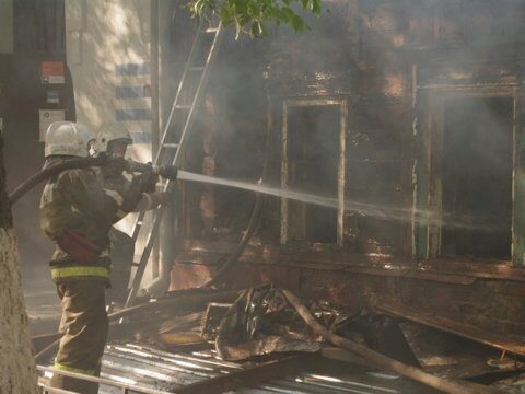 Пожар в жилом доме под Энгельсом тушили два человека