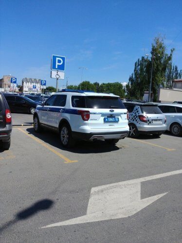 «Пусть сами себя оштрафуют»: Полицейские припарковались на месте для инвалидов