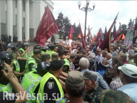 СРОЧНО: Протестующие штурмуют здание Верховной рады (ФОТО, ВИДЕО)