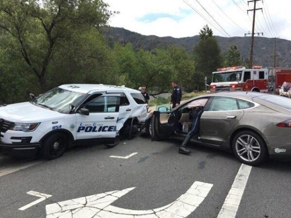 В Калифорнии электромобиль Tesla Model S в режиме автопилота снес патрульный внедорожник (ФОТО)
