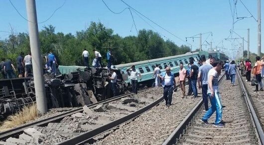 В Казахстане пассажирский поезд потерпел крушение из-за искривления путей