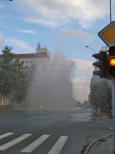 «Хоть днище помыть»: В Новосибирске из-за прорыва трубопровода «фонтан» залил дорогу