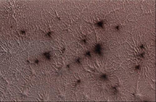 Марсианские ледяные курганы маскируются под пауков