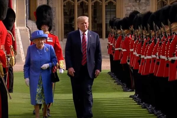 Поступок Трампа на встрече с Елизаветой II оскорбил чувства британцев