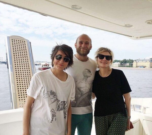 Рената Литвинова с Земфирой отдыхают на яхте с шампанским в Петергофе