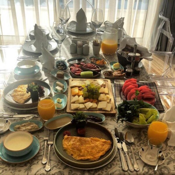 Сергей Лазарев удивил поклонников снимком обильного завтрака в Instagram