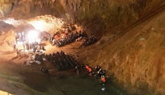 В Таиланде спасатели подняли из затопленной пещеры шестерых детей
