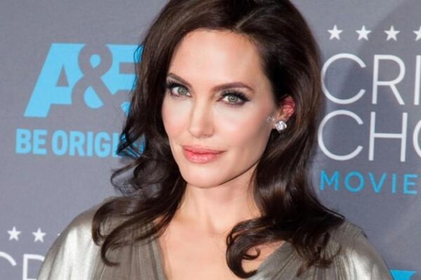Анджелина Джоли считает себя не менее красивой, чем в юности