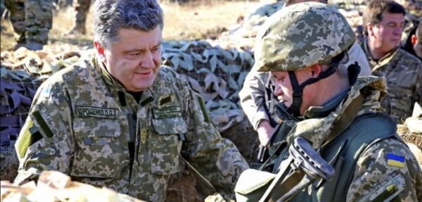 Порошенко: «Слава Украине» станет официальным военным приветствием