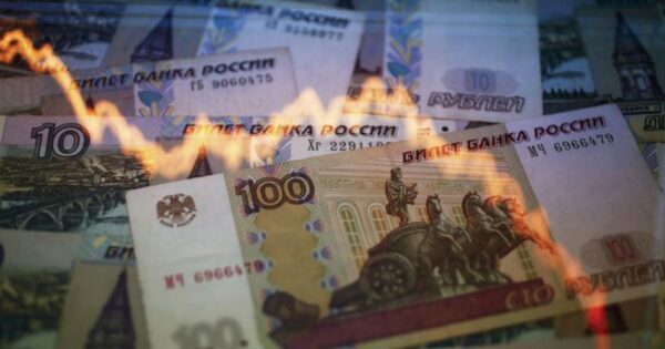 Рубль обвалился из-за запоздалой реакции на санкции