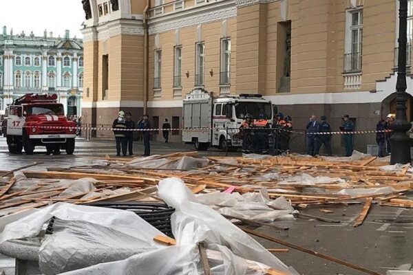В Санкт-Петербурге строительные леса с Главного штаба обрушились на людей