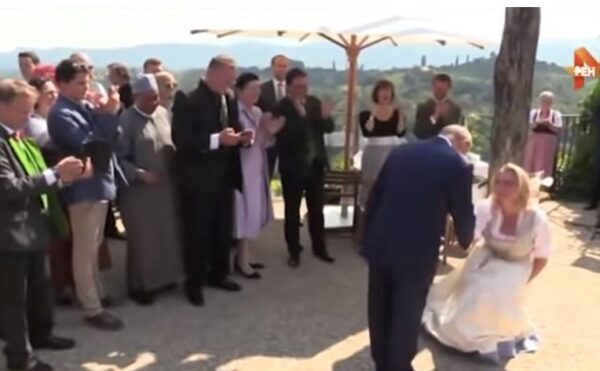 Вот это уважение!: Кнайсль низко присела перед Путиным на своей свадьбе