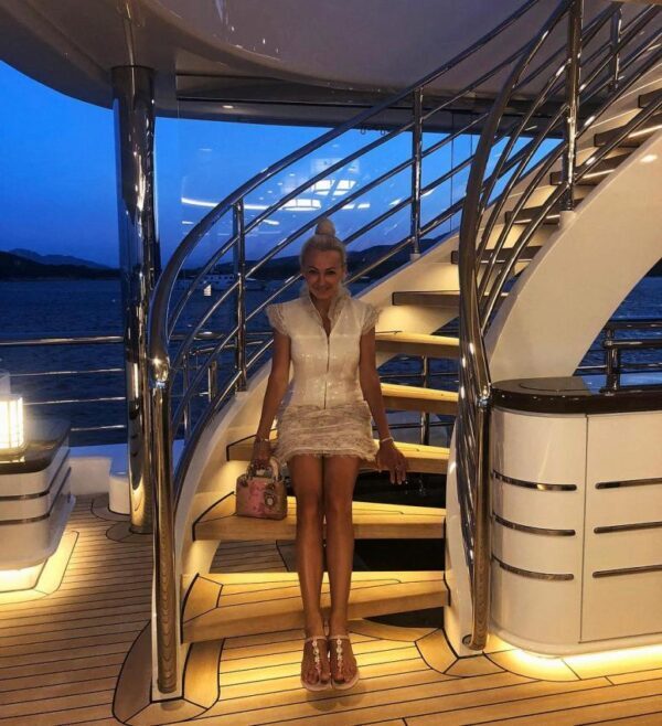 Яна Рудковская поделилась с подписчиками снимком на шикарной яхте в Instagram