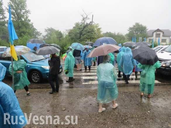 Жители западной Украине перекрыли трассу республиканского значения (ФОТО, ВИДЕО)
