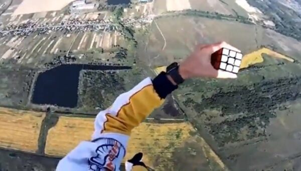 Блогер собрал кубик Рубика в прыжке с НЕРАСКРЫТЫМ парашютом менее чем за 1 минуту