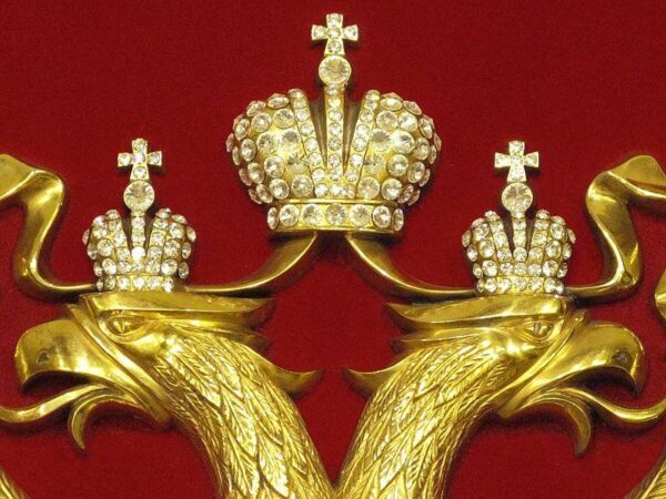 Эмблема в виде императорской короны XIX века найдена в районе Таганки