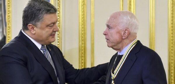 Порошенко предложил переименовать киевскую улицу в честь Маккейна