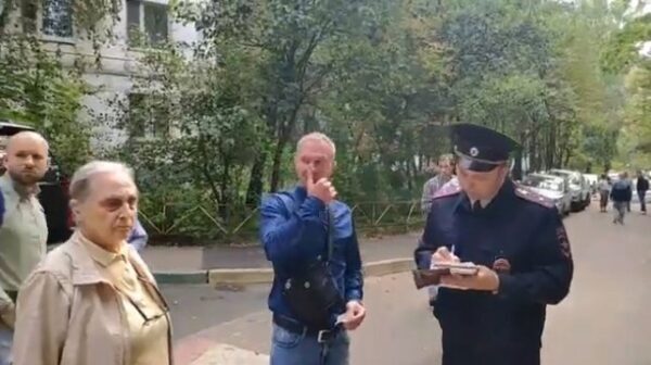В Москве при поддержке независимых муниципальных депутатов жители вышли на защиту придомовой территории от компании ПИК