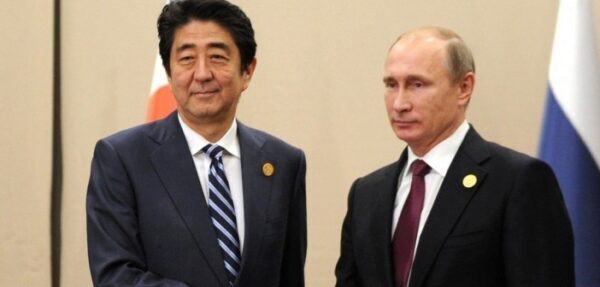 Абэ: Япония намерена решить территориальный спор с Россией