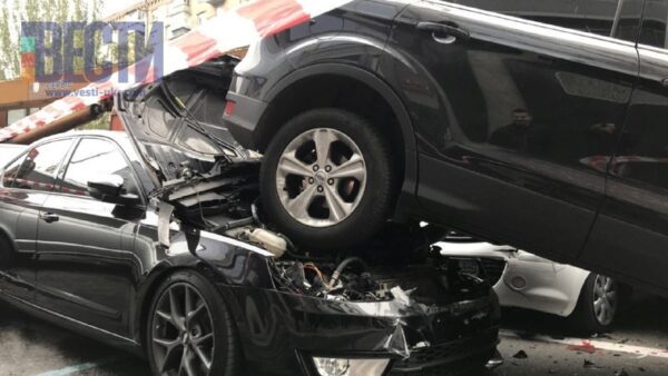 Автокран с отказавшими тормозами протаранил в Киеве 17 авто