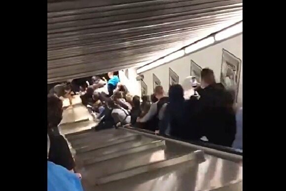 Фанаты ЦСКА пострадали во время обрушения эскалатора в метро в Риме