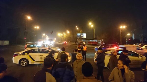 Граждане дома Войцеховского перекрыли Харьковское шоссе в Киеве: не ходят автобусы