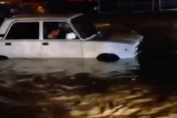 Граждане Сочи, где из-за наводнения введен режим ЧС, жалуются на недостаток бензина
