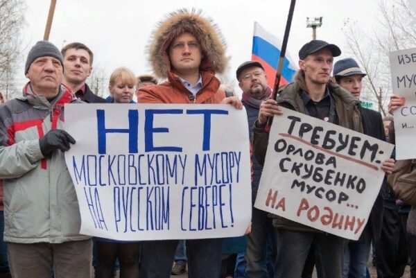 "Губернатора – в отставку!" В Архангельской области нарастают протесты против приема регионом отходов из Москвы