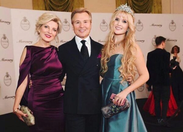 Ксения Собчак раскритиковала наряд дочери Александра Малинина на балу дебютанток