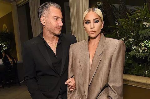 Леди Гага сообщила о помолвке со своим агентом Кристианом Карино