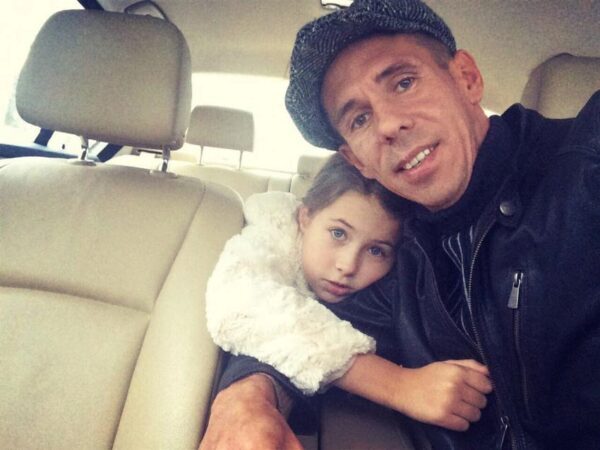 «Папа, нас посадят!»: Алексей Панин с дочерью проехался на Gelandewagen по пешеходной зоне