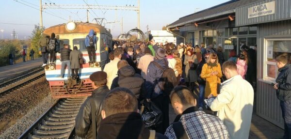 В Киеве пассажиры блокировали городскую электричку