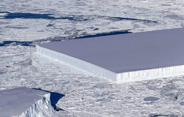 В Антарктиде ученые наткнулись на айсберг правильной квадратной формы