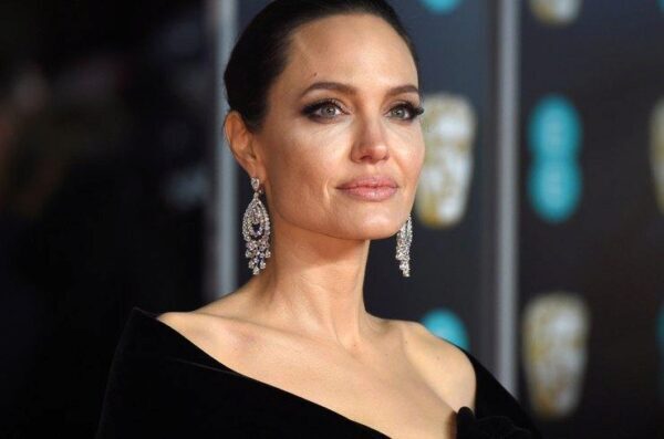 Врачи рассказали о причинах психических расстройств Анджелины Джоли