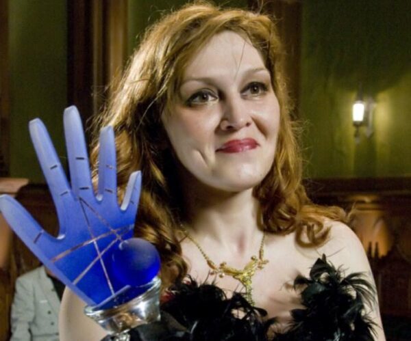 Звезда «Битвы экстрасенсов» Наталья Бантеева выставила на аукцион «Синюю руку»