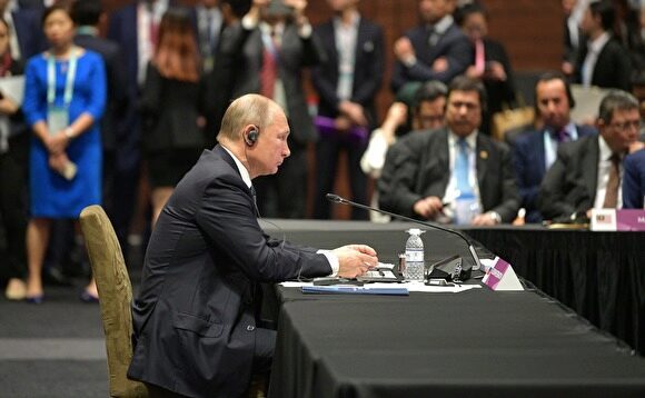 «Ъ»: Во время визита в Сингапур Путина проверили на металлоискателе, и он «зазвенел»