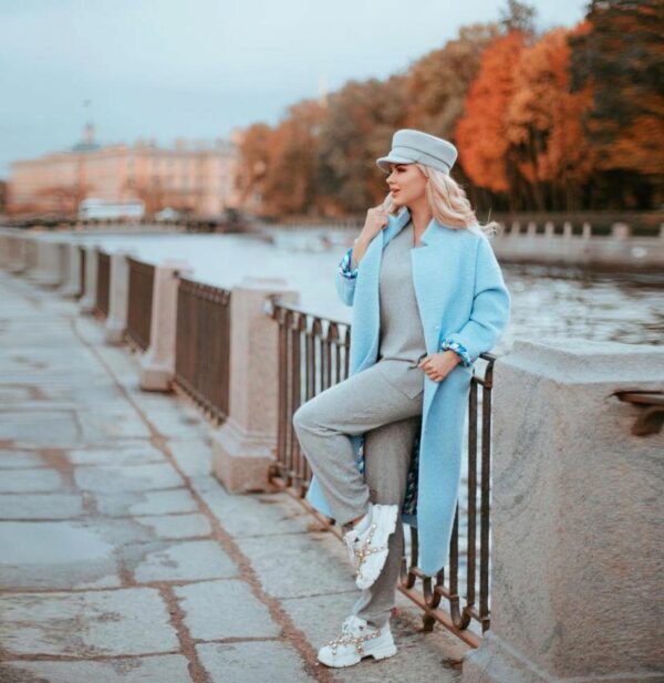 Анна Семенович опубликовала в Instagram фото на фоне питерского пейзажа