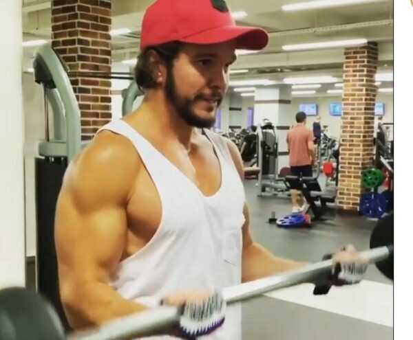 Антон Гусев в Instagram показал процесс своей силовой тренировки