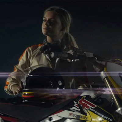 Chainsmokers и Келси Баллерини стали мотогонщиками (Видео)