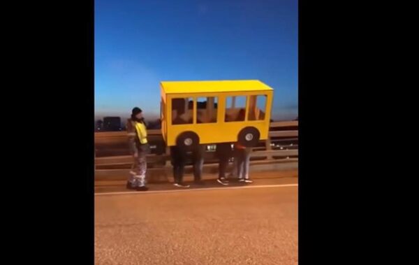 Четверо мужчин пытались пересечь закрытый мост, притворившись автобусом