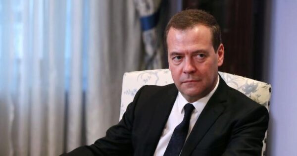 Дмитрий Медведев вновь покинет Россию одновременно с Владимиром Путиным